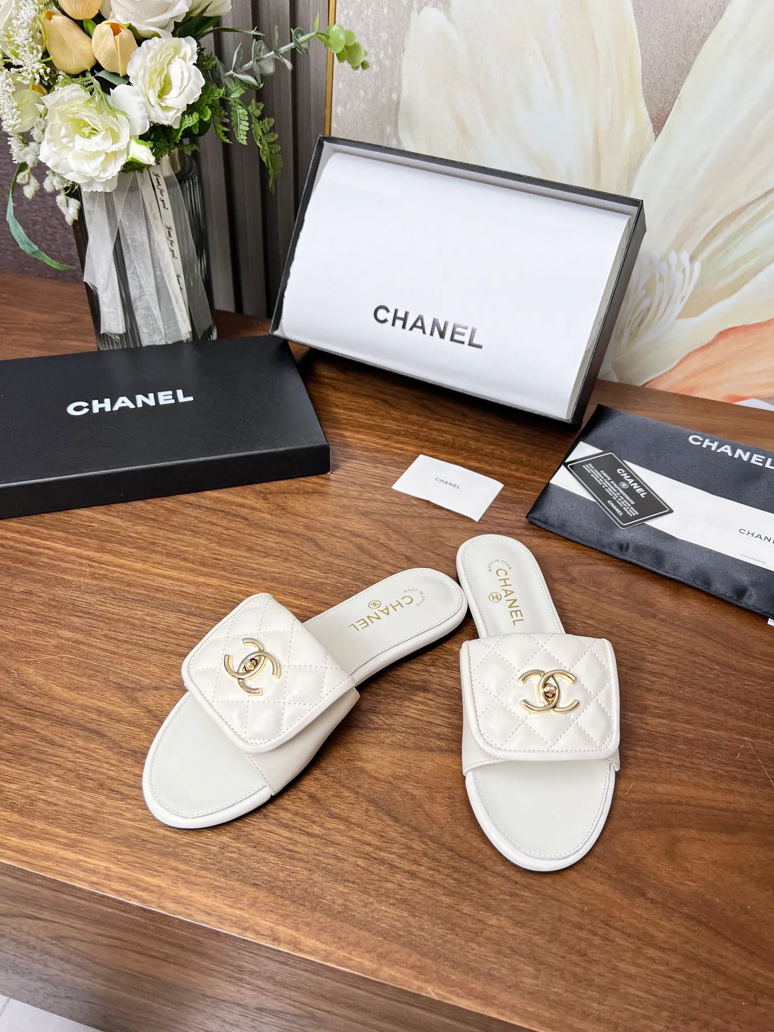 👟👟Ex-factory price 440👟👟Chanel classic slippers✅, very classic made of diamond-patterned cowhide😊 And it also has Chanel's classic gold buckle, heel, comfortable and easy to wear. Fabric: cowhide. Lining: cow lining. Color: black, white. Size: 35-42 (41, 42 can be customized and non-returnable). Outsole: Made of genuine leather outsole. Packaging: with card, cloth bag